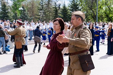 «Вальс Победы» исполнили сегодня в Оренбурге